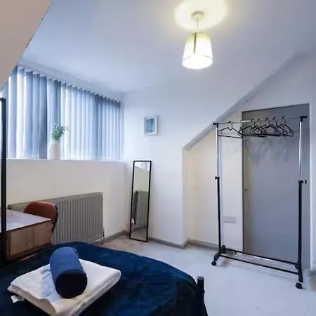 Pet-friendly 3br Home, Sleeps 7, 1 Mile From Centre