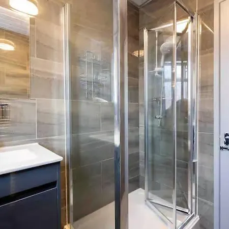 Pet-friendly 3br Home, Sleeps 7, 1 Mile From Centre Apartment