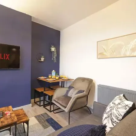 Pet-friendly 3br Home, Sleeps 7, 1 Mile From Centre Apartment *