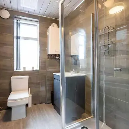 Pet-friendly 3br Home, Sleeps 7, 1 Mile From Centre *