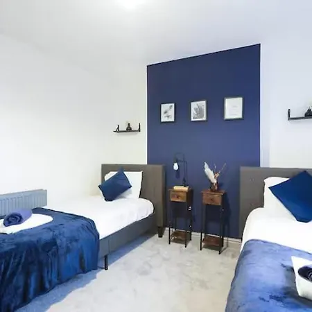 Pet-friendly 3br Home, Sleeps 7, 1 Mile From Centre