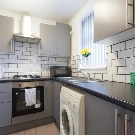 Elegant 3br Retreat Sleeps 7,free Parking Apartment *