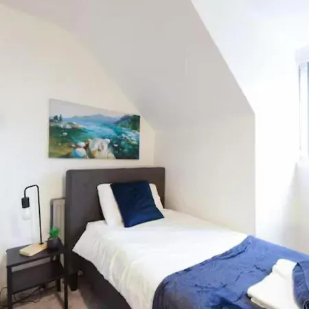 Elegant 3br Retreat Sleeps 7,free Parking