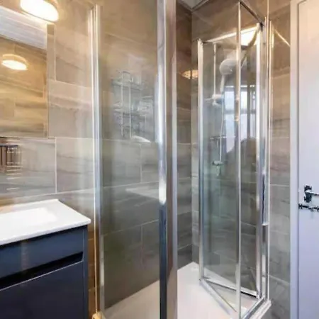 Apartment Elegant 3br Retreat Sleeps 7,free Parking